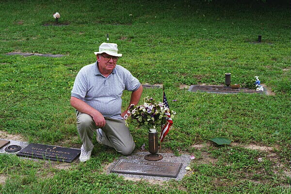 Carl at Homers grave